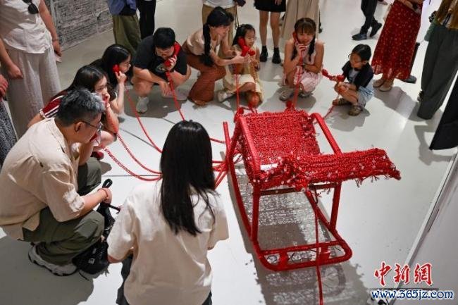 四川好意思术学院毕业作品展招引不雅众 艺术盛宴引慈祥