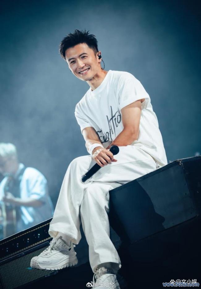 王灿因病切了一派肺 乐不雅靠近病痛