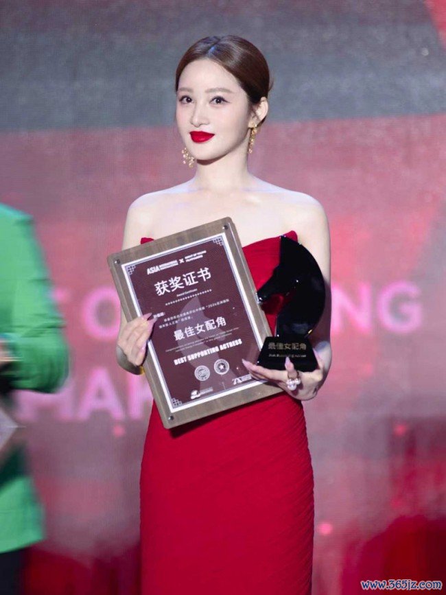 孙嘉璐出席亚洲海外后生影东谈主之夜 获最好女副角奖