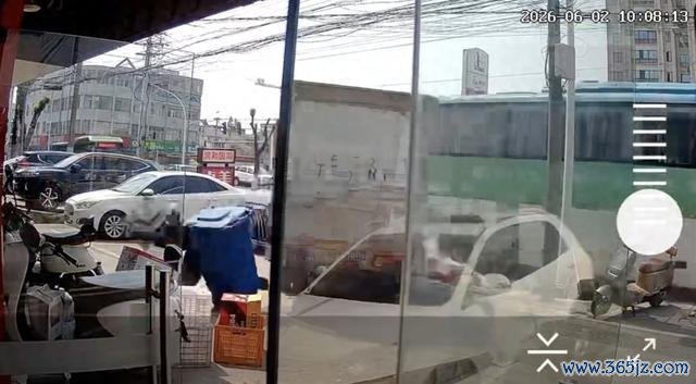 安徽一客车逆行撞上公交车
