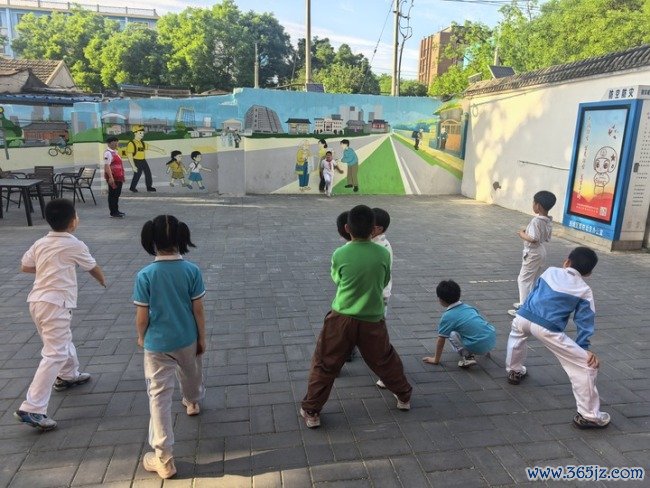 记者考察：“老幼共托”怎样照护“一老一小”