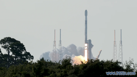 佛罗里达州卡纳维拉尔角天外军基地，2026 年 6 月 12 日，SpaceX 猎鹰 9 号火箭从 40 号航天辐照工位升起。当日 SpaceX 认真登陆纳斯达克，刊行价每股 135 好意思元，创下史上规模最大 IPO 记录。